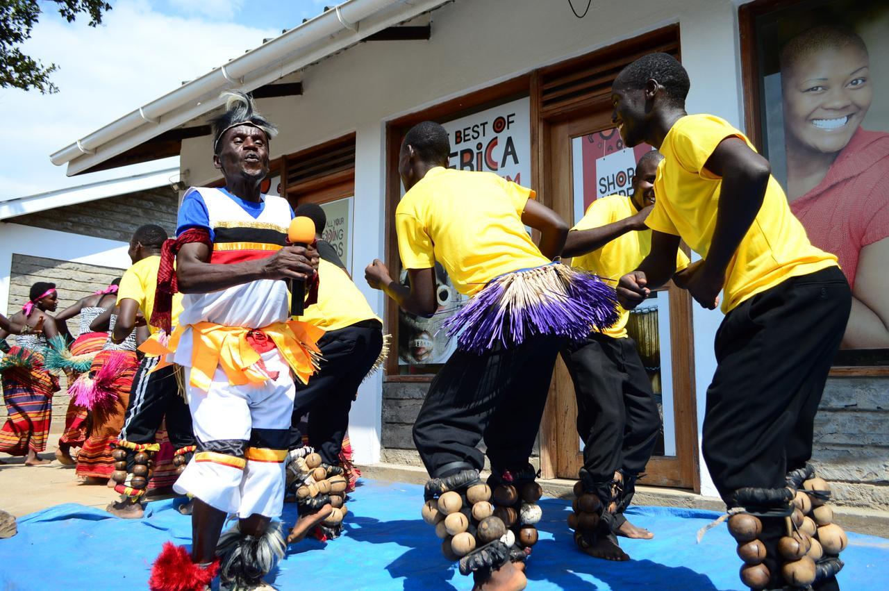 Koi Koi, Fort Portal Kasusu Exterior foto